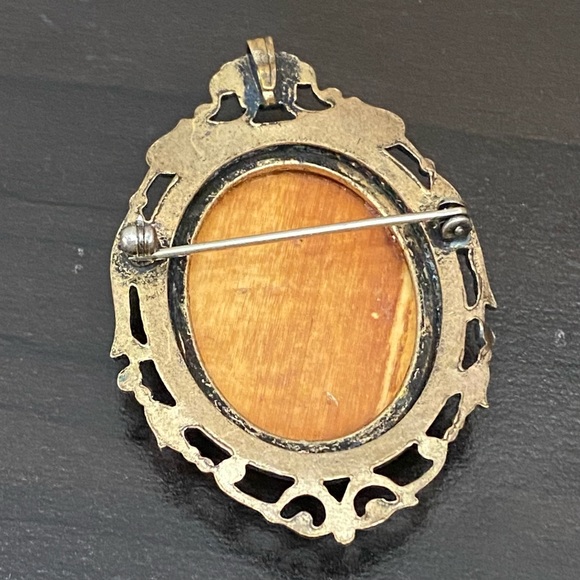 Vintage Unsigned Horse Cameo Brass-tone Brooch Pendant - Picture 11 of 12